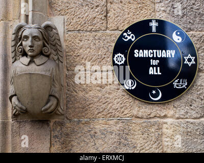 Stone Carving und Heiligtum für alle Zeichen in Mill Hill Kapelle Unitarian Church in der Nähe von City Square Leeds West Yorkshire England Stockfoto