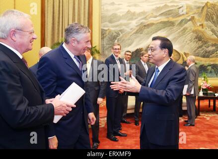 (150609)--Peking, 9. Juni 2015 (Xinhua)--Chinese Premier Li Keqiang (R) Gespräche mit Vertretern, die Teilnahme an der 3. Runde Tisch Gipfel des Global CEO Council während eines Treffens mit ihnen in Peking, Hauptstadt von China, 9. Juni 2015. (Xinhua/Yao Dawei) (Yxb) Stockfoto