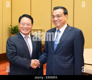 (150609)--Peking, 9. Juni 2015 (Xinhua)--Chinese Premier Li Keqiang (R) trifft sich mit Li Yong, Director General von den Vereinten Nationen industrielle Entwicklung (UNIDO), in Peking, Hauptstadt von China, 9. Juni 2015.  (Xinhua/Yao Dawei) (Yxb) Stockfoto