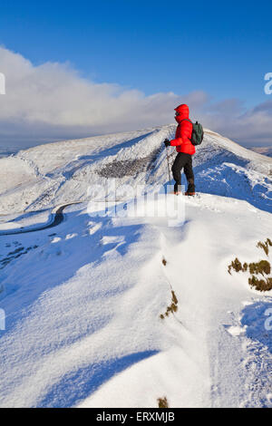 Menschen wandern auf schneebedeckten Gipfeln Rushup Rand und Mam Tor über Castleton Derbyshire Peak District England GB UK EU Europa Stockfoto