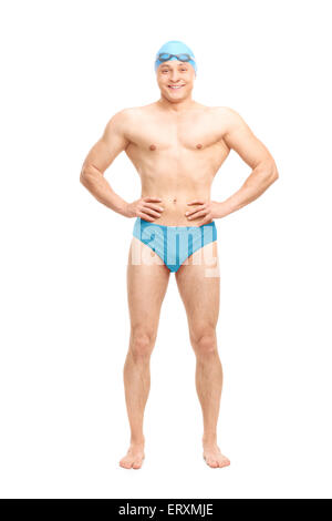 In voller Länge Portrait von jungen muskulösen Schwimmer mit einem blauen Badekappe und schwarze Brille isoliert auf weißem Hintergrund Stockfoto