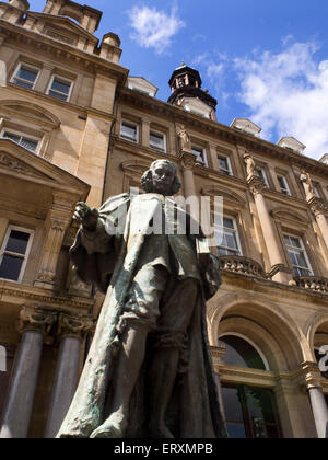 John Harrison Tuchhändler und Wohltäter-Statue in der Stadt Leeds West Yorkshire England Stockfoto