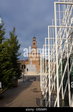 Expo-Info-Point Pavillion-Struktur und Schloss Sforzesco in Mailand, Italien Stockfoto