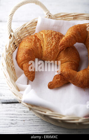 Knusprige Croissants in einem Korb, Ansicht von oben Stockfoto