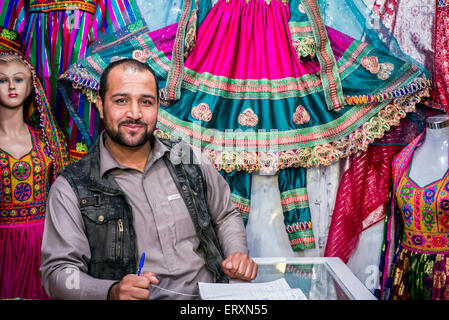 Traditionelle afghanische Hochzeit Kleid Designer in seiner Werkstatt, Kabul, Afghanistan Stockfoto