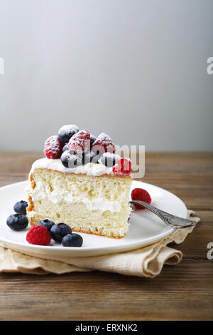 Kuchen mit Beeren, leckeres Essen Stockfoto