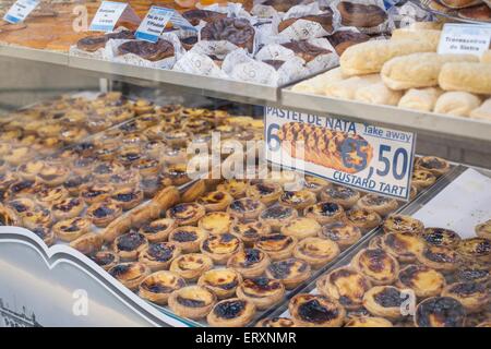 Pudding Kuchen in einem Schaufenster in Lissabon Stockfoto