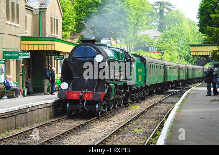 Dampf Lok Nr. 850 bewahrt, kommt Lord Nelson bei Alresford im der Mitte Hants Eisenbahn, Hampshire, England Stockfoto