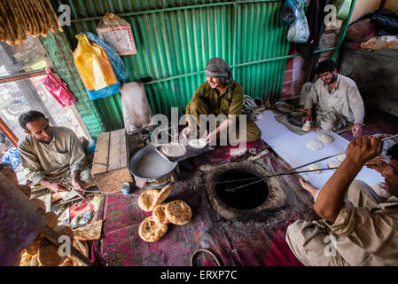 Afghanischen Bäckerei am größten Gemüsemarkt in Kabul, Afghanistan Stockfoto