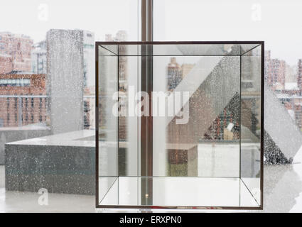 Blick auf den Skulpturengarten im neuen Whitney Museum an einem regnerischen Tag. Stockfoto