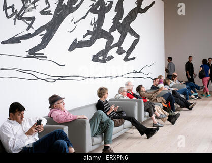 Besucher eine Pause und genießen den Blick aus den großen Fenstern des Whitney Museums in lower Manhattan. Stockfoto