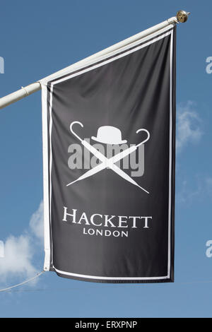 hängende Flagge Schild mit Logo für Luxus Herren Kleidung speichern, Hackett, Regent street, London, england Stockfoto