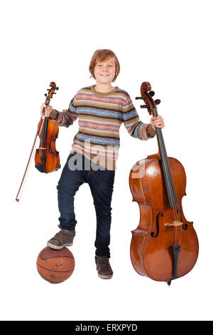 Blonder Junge stehend mit Violine, Cello und basketball Stockfoto