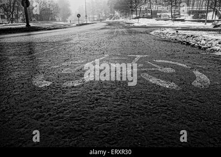 Neblig, dunkel und feucht Fahrradweg in Helsinki Stockfoto