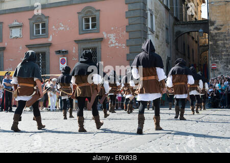 Männer gekleidet als mit Kapuze mittelalterliche Bogenschützen, marschieren in Formation an der Fronleichnam-Prozession statt in der italienischen Stadt Orvieto Stockfoto