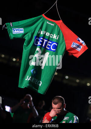 Magdeburg, Deutschland. 5. Juni 2015. Magdeburg die polnischen Spieler Bartosz Jurecki ist offiziell nach dem deutschen Fußball-Bundesliga-Handball-Spiel zwischen SC Magdeburg und Rhein-Neckar Löwen in der Getec-Arena in Magdeburg, Deutschland, 5. Juni 2015 gesehen ab. Sein Trikot wurde in die Hall Of Fame des Traditionsvereins enthalten. Foto: Jens Wolf/Dpa/Alamy Live News Stockfoto