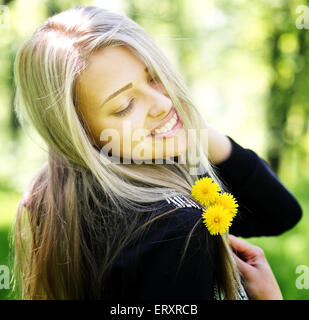 junge schöne Frau, die ihr Leben genießen Stockfoto