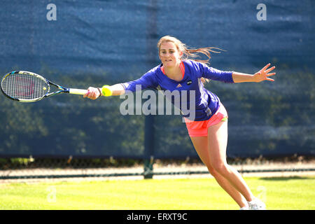 Nottingham, UK. 9. Juni 2015. Aegon Open Tennis. Katy Dunne erstreckt sich um eine Vorhand in ihrem Match gegen Olga Govortsova Credit zu erreichen: Action Plus Sport/Alamy Live News Stockfoto