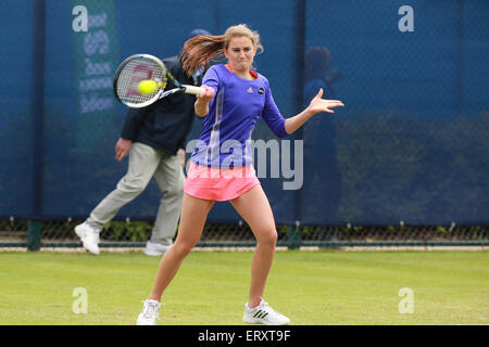 Nottingham, UK. 9. Juni 2015. Aegon Open Tennis. Vorhand von Katy Dunne Großbritanniens, die Olga Govortsova in 2 verloren setzt Credit: Action Plus Sport/Alamy Live News Stockfoto