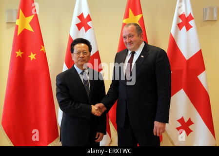 Tiflis (Tbilissi), Georgien. 8. Juni 2015. Georgian President Giorgi Margvelashvili (R) schüttelt Hände mit Besuch stellvertretender Vorsitzender des ständigen Ausschusses des nationalen Volksarmee Congress of China, Chen Changzhi in Tiflis, Georgien, 8. Juni 2015. © Li Ming/Xinhua/Alamy Live-Nachrichten Stockfoto