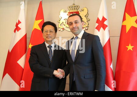 Tiflis (Tbilissi), Georgien. 8. Juni 2015. Georgian Prime Minister Irakli Garibashvili (R) schüttelt Hände mit Besuch stellvertretender Vorsitzender des ständigen Ausschusses des nationalen Volksarmee Congress of China, Chen Changzhi in Tiflis, Georgien, 8. Juni 2015. © Li Ming/Xinhua/Alamy Live-Nachrichten Stockfoto