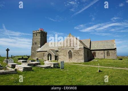 Die Kirche St. Materiana (Tintagel Gemeindekirche.) Blick auf die Westseite. Es steht auf den Klippen zwischen Trevena und Tintagel Cornwall. Stockfoto