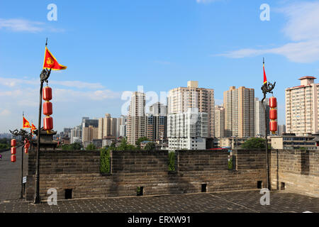 Hochhäuser aus Xian Stadtmauer Stockfoto