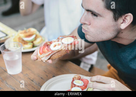 Freunde, die Mahlzeit in öffentliche Sitzgelegenheiten im Freien im New Yorker Finanzviertel Stockfoto