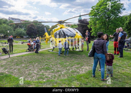 Mitte, Berlin, Deutschland. 9. Juni 2015. RTH Christoph 31, ein medizinische Notfallrettung Hubschrauber landete im Volkspark Weinbergsweg heute bin, einen Patienten zu behandeln. Der Hubschrauber wird vom ADAC (Allgemeine Deutsche Automobil Club) betrieben und trägt den Piloten, einem Sanitäter und ein Arzt, der am Campus Benjamin Franklin der Charitè Hospital.The Dienstleistung basiert wurde 1987 ins Leben gerufen und und führt jährlich ca. 2500 Operationen.  Es ist ein seltener Anblick in Berlin-Mitte wo Krankenhäuser Straße Krankenwagen leicht zugänglich sind. Bildnachweis: Eden Breitz/Alamy Live-Nachrichten Stockfoto