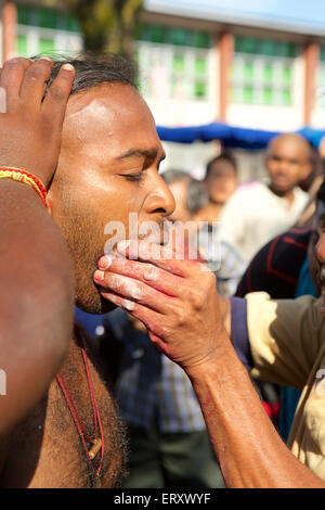 Gesicht, piercing, Vorbereitung auf die Tamilisch hinduistische Thaipusam-Feier in der Thai Monat, wenn die Sterne Pusam auf seiner Höhe ist Stockfoto