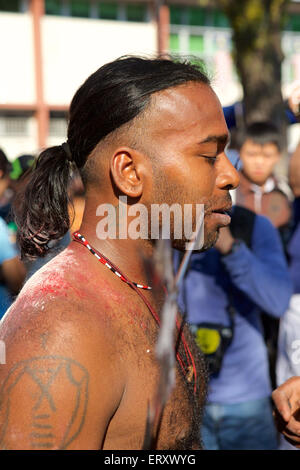 Gesicht, piercing, Vorbereitung auf die Tamilisch hinduistische Thaipusam-Feier in der Thai Monat, wenn die Sterne Pusam auf seiner Höhe ist Stockfoto