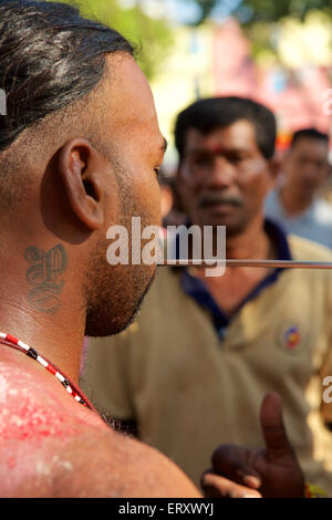 Gesicht, piercing, Vorbereitung auf die Tamilisch hinduistische Thaipusam-Feier in der Thai Monat, wenn die Sterne Pusam auf seiner Höhe ist Stockfoto