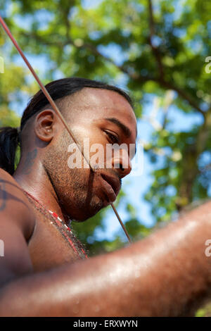 Gesicht, piercing, Vorbereitung auf die Tamilisch hinduistische Thaipusam-Feier in der Thai Monat, wenn die Sterne Pusam auf seiner Höhe ist Stockfoto