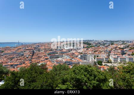 Ein Blick über die roten Dächer der Stadt Lissabon, die Hauptstadt von Portugal vom Castelo de Sao Jorge. Stockfoto