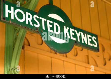 Vintage Zeichen des Horsted Keynes-Bahnhof auf der Bluebell Railway Heritage Line, West Sussex, England, Vereinigtes Königreich. Stockfoto