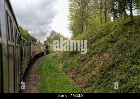 Dampf aus der Lok von der Bluebell Railway Dampflok in East Grinstead, West Sussex, England, Vereinigtes Königreich. Stockfoto