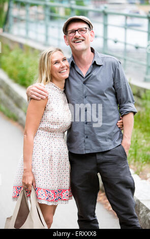 Paare, die in einem Park am Wasser entlang Stockfoto