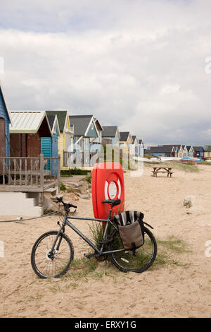 Strandhütten und Fahrrad in Hengistbury Head, in der Nähe von Mudeford, Christchurch, Dorset, England, Großbritannien Stockfoto