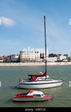 Ein Blick durch den Hafen von Margate in Richtung Altstadt. Stockfoto