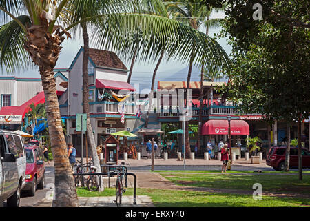 Blick auf die Front Street an der Ecke des Hotel Street im Herzen der Innenstadt von Lahaina, die größte Stadt auf Maui, Hawaii. Stockfoto