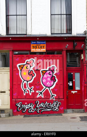 Amüsieren Sie sich Graffiti von Binty Bint auf eine geschlossene Shops in Portobello Road. Stockfoto