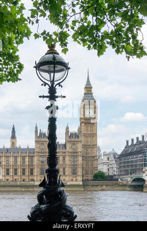 Eine Delphin-Lampe standard auf Albert Embankment über die Themse, Big Ben und den Houses of Parliament. Stockfoto