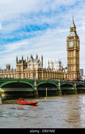 Palast von Westminster mit Elizabeth Tower und Westminster Bridge über die Themse aus betrachtet. Stockfoto