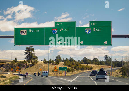Leer leere Autobahn Schilder an westlichen US Highway textfreiraum für Ihre SMS-Nachrichten. Verwenden Sie News MT Gothic Bold, um Text auf Zeichen überein Stockfoto