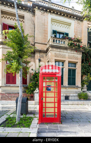 Brithish Telefonzelle in der alten Stadt Valletta auf Malta in Europa. Stockfoto