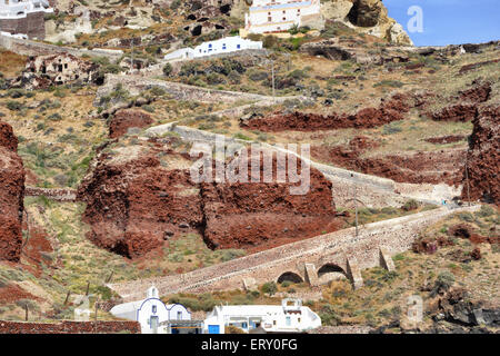Bahn von unten zu Oia Amoudi Bucht, Santorini, Griechenland Stockfoto