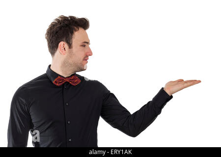 Profil von ein hübscher junger Mann etwas in seiner Hand isoliert auf einem weißen Hintergrund zu bieten. Stockfoto