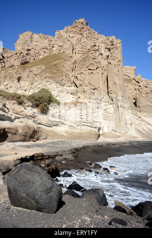 Ungewöhnliche Felsformationen am Strand von Eros, Akrotiri, Santorini, Griechenland Stockfoto