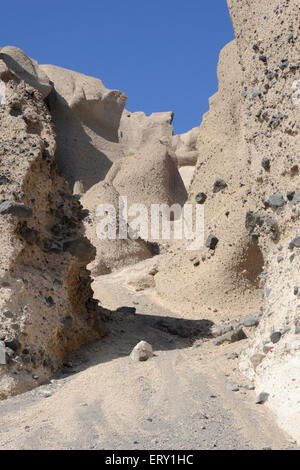 Ungewöhnliche Felsformationen am Strand von Eros, Akrotiri, Santorini, Griechenland Stockfoto