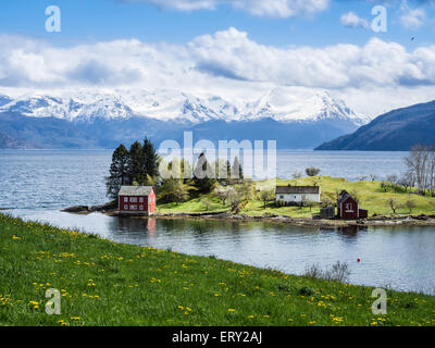 Typischen roten Haus auf einer Insel in den Hardangerfjord, in der Nähe von Strandebarm, Hordaland, Norwegen Stockfoto